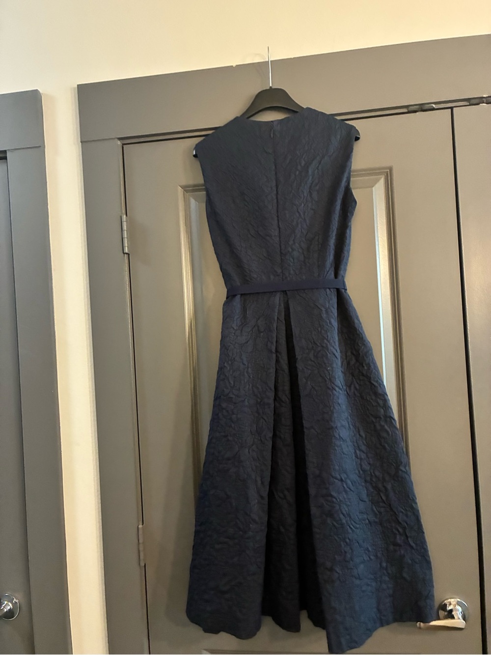 CH Carolina Herrera Navy Textured Sleeveless Midi Dress with Detachable Belt - Picture 2 of 10